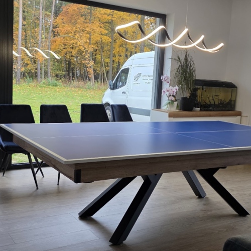 Nowoczesny design: stół łączący lite drewno i stalową konstrukcję nóg i tenis