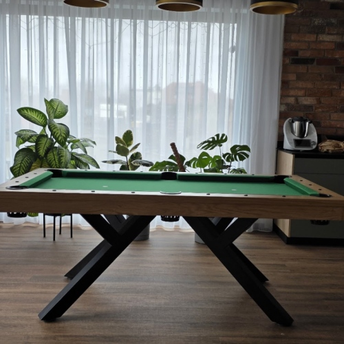 Designerski stół do gry w bilard idealnie wkomponowany we wnętrze z czerwoną cegłą Okta