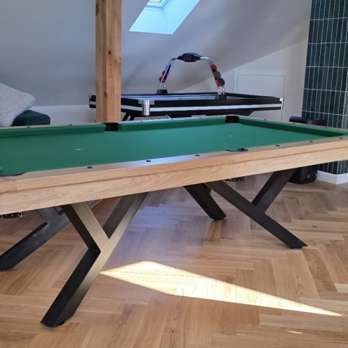Surowa elegancja: metal, drewno i profesjonalne sukno w designerskim stole OKTA