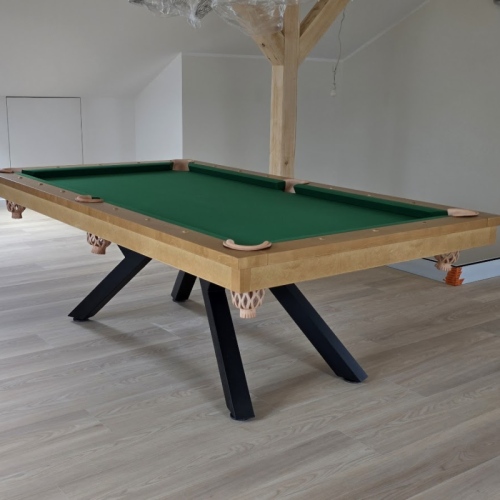 Industrialny stół bilardowy na masywnych, stalowych nogach w stylu loft.